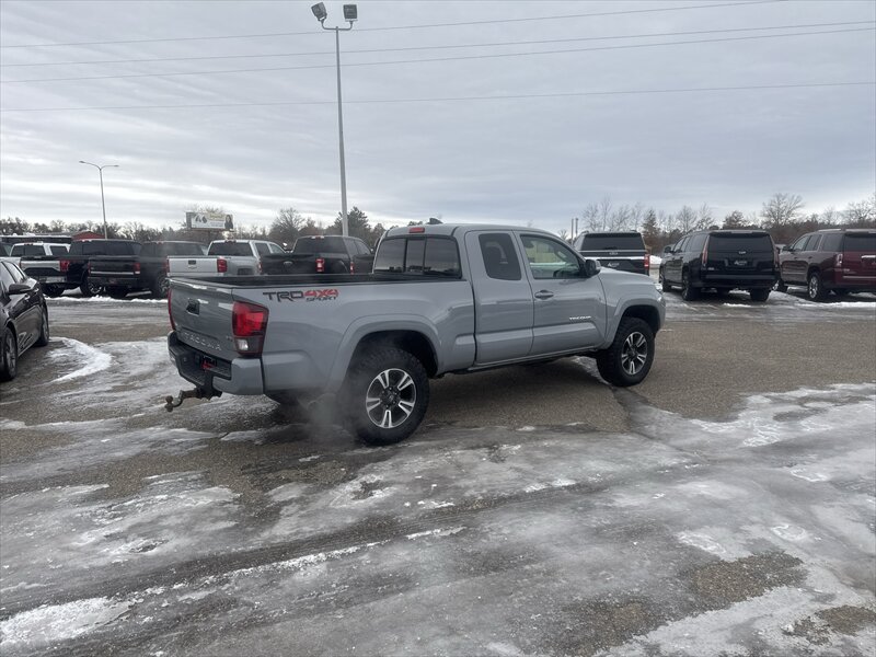 2018 Toyota Tacoma SR5 V6 - Photo 4 - Brainerd, MN 56401
