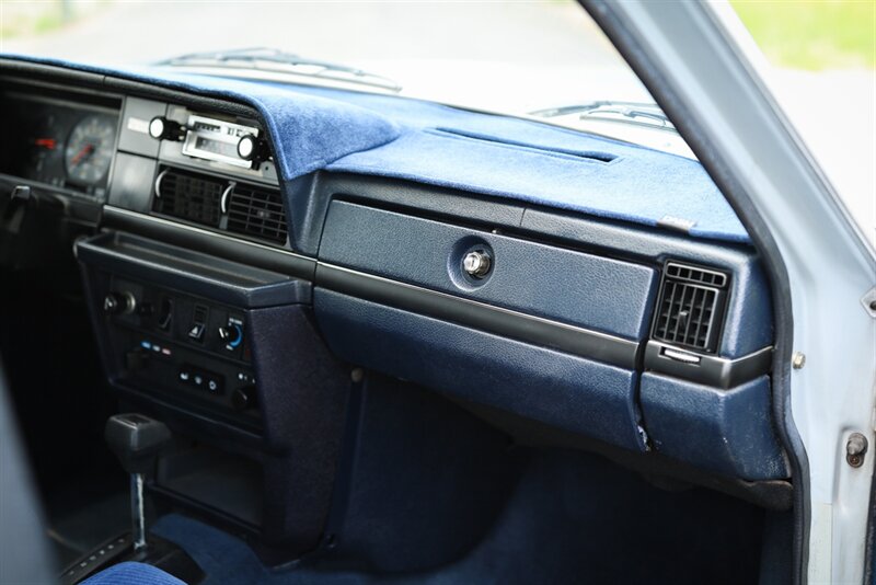 1985 Volvo 240 DL Sedan   - Photo 59 - Rockville, MD 20850