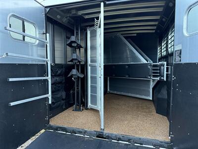 2020 Logan Coach Limited 3-Horse LQ w/ Slide Out - Photo 13 - Olympia, WA 98501