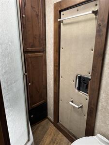 2018 Logan Coach Limited 4-Horse w/10' LQ   - Photo 14 - Olympia, WA 98501