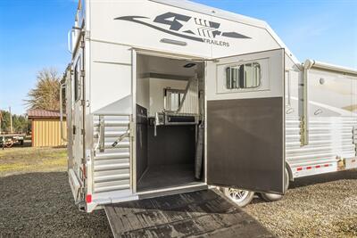 2025 4 Star Trailers 3-Horse w/13'8 " LQ, Slide & Generator - Photo 15 - Olympia, WA 98501