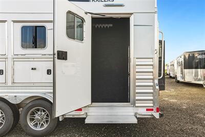 2025 4 Star Trailers 3-Horse w/13'8 " LQ, Slide & Generator - Photo 20 - Olympia, WA 98501