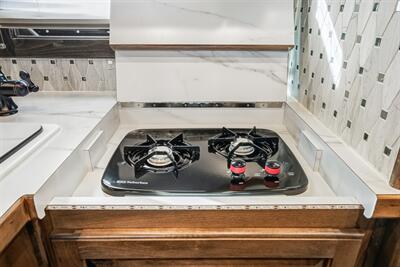 2025 4 Star Trailers 3-Horse w/13'8 " LQ, Slide & Generator - Photo 5 - Olympia, WA 98501