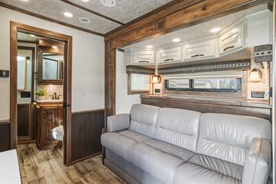 2025 4 Star Trailers 3-Horse w/13'8 " LQ, Slide & Generator - Photo 6 - Olympia, WA 98501