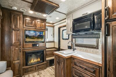 2025 4 Star Trailers 3-Horse w/13'8 " LQ, Slide & Generator - Photo 4 - Olympia, WA 98501