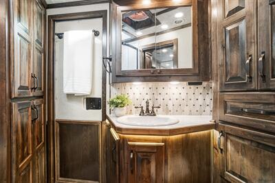 2025 4 Star Trailers 3-Horse w/13'8 " LQ, Slide & Generator - Photo 7 - Olympia, WA 98501