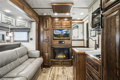 2025 4 Star Trailers 3-Horse w/13'8 " LQ, Slide & Generator - Photo 3 - Olympia, WA 98501