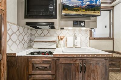 2025 4 Star Trailers Living Quarters 3H LQ w/15'9 " LQ   - Photo 6 - Olympia, WA 98501