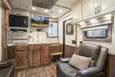 2025 4 Star Trailers Living Quarters 3H LQ w/15'9 " LQ   - Photo 4 - Olympia, WA 98501