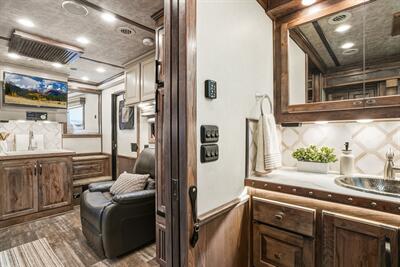 2025 4 Star Trailers Living Quarters 3H LQ w/15'9 " LQ   - Photo 9 - Olympia, WA 98501