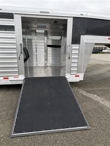 2027 4 Star Trailers 24' Show Cattle Trailer w/Ramps & Hydraulic Jack - Photo 3 - Olympia, WA 98501