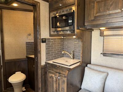 2025 4 Star Trailers 3-HORSE LQ OUTBACK CUSTOMS - Photo 7 - Olympia, WA 98501