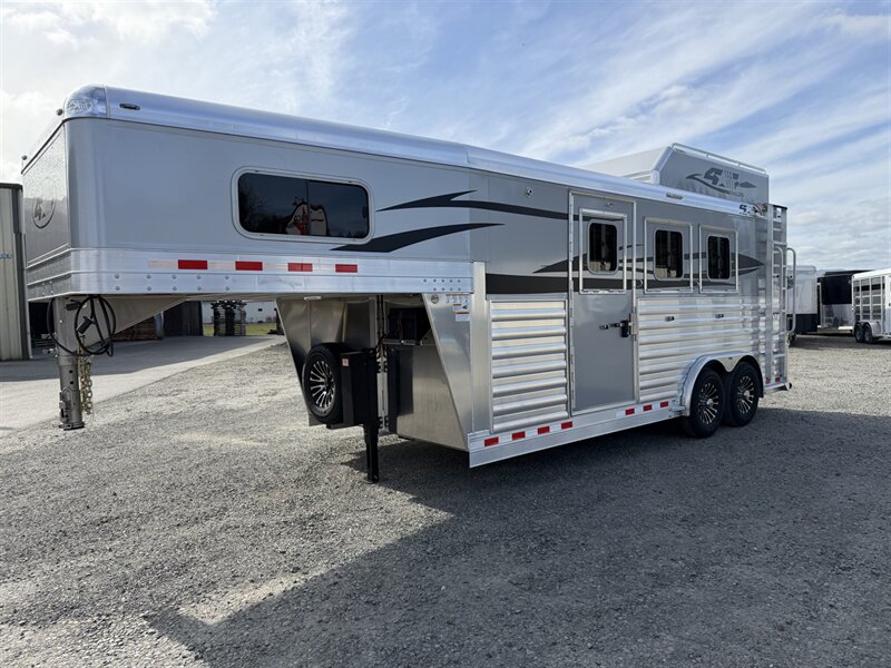 2027 4 Star Trailers 3-Horse Deluxe Gooseneck 8' Wide  