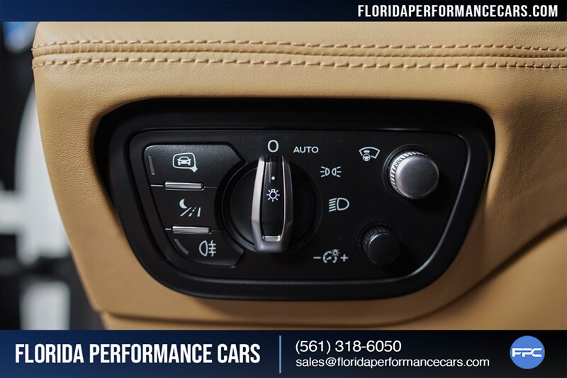 2021 Bentley Bentayga V8   - Photo 60 - Riviera Beach, FL 33407