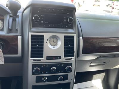 2010 Chrysler Town & Country Touring   - Photo 9 - Bakersfield, CA 93305