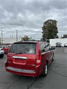 2010 Chrysler Town & Country Touring   - Photo 2 - Medford, OR 97501