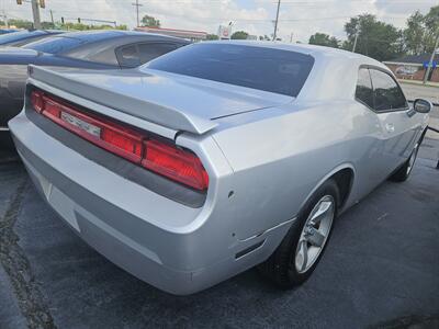 2009 Dodge Challenger SE   - Photo 2 - Belleville, IL 62223