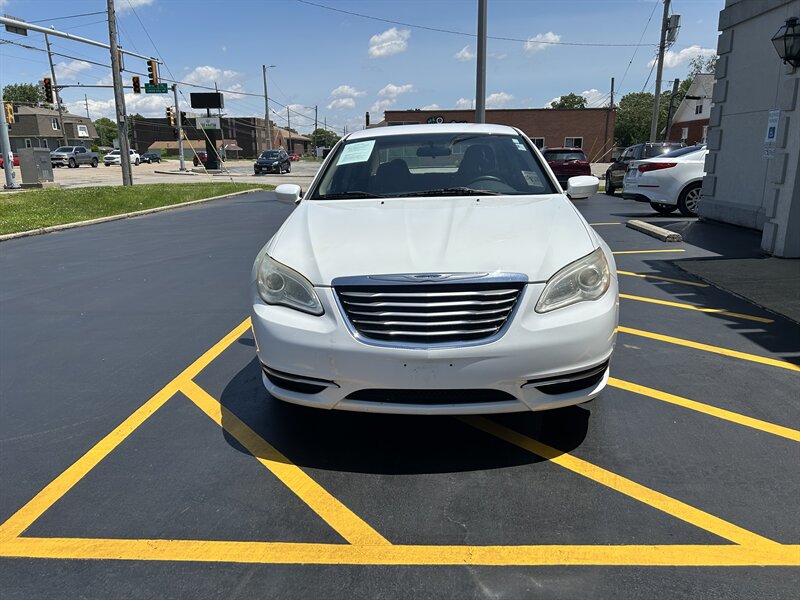 2012 Chrysler 200 LX - Photo 6 - Fairview Heights, IL 62208