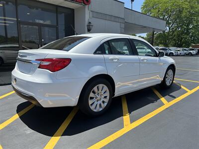 2012 Chrysler 200 LX - Photo 4 - Fairview Heights, IL 62208