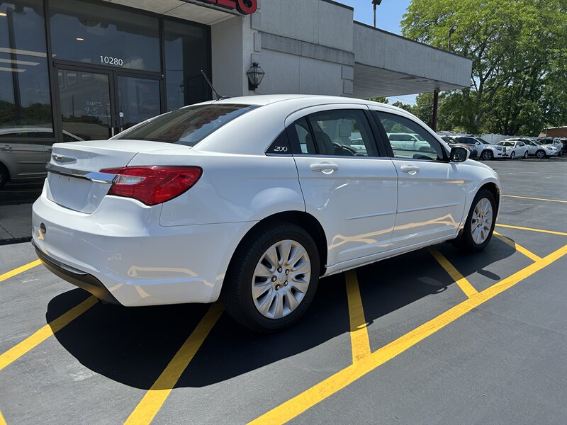 2012 Chrysler 200 LX - Photo 4 - Fairview Heights, IL 62208