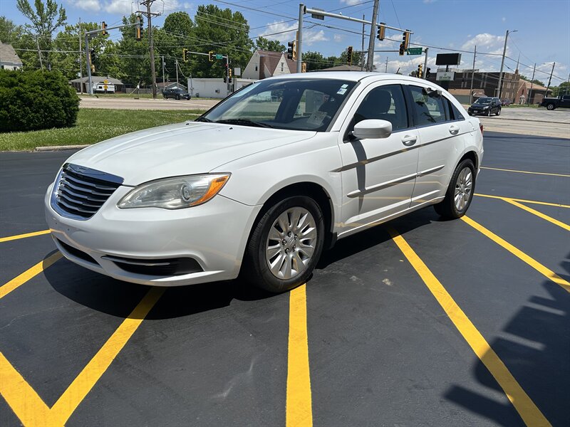 2012 Chrysler 200 LX - Photo 3 - Fairview Heights, IL 62208