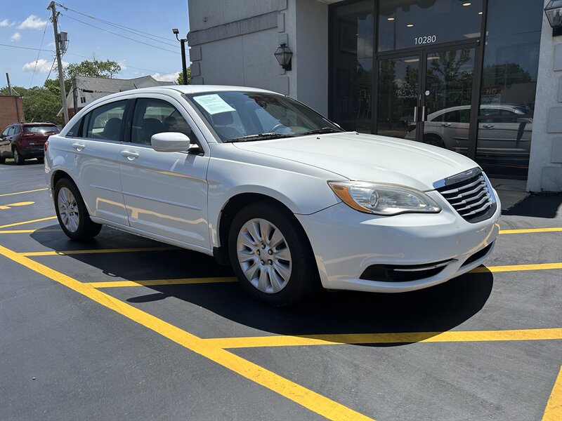 2012 Chrysler 200 LX - Photo 2 - Fairview Heights, IL 62208