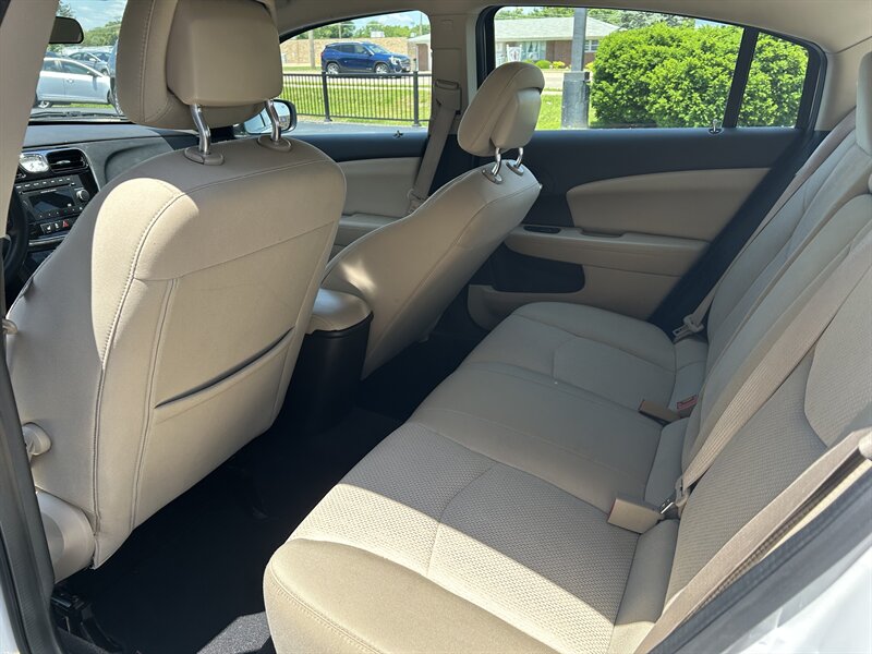 2012 Chrysler 200 LX - Photo 9 - Fairview Heights, IL 62208