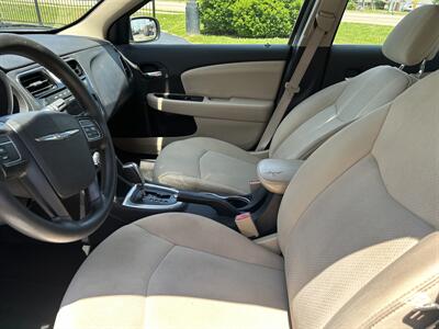 2012 Chrysler 200 LX - Photo 8 - Fairview Heights, IL 62208
