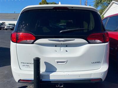 2017 Chrysler Pacifica Limited   - Photo 4 - Belleville, IL 62226
