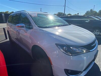 2017 Chrysler Pacifica Limited   - Photo 6 - Belleville, IL 62226