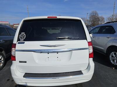 2014 Chrysler Town & Country Touring   - Photo 4 - Belleville, IL 62223