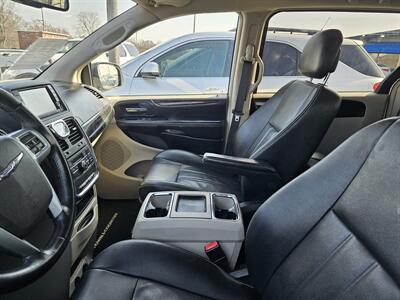 2014 Chrysler Town & Country Touring   - Photo 3 - Belleville, IL 62223