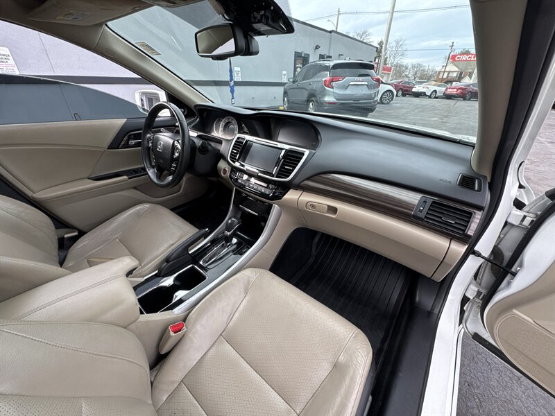 2016 Honda Accord Touring - Photo 11 - Millstadt, IL 62260