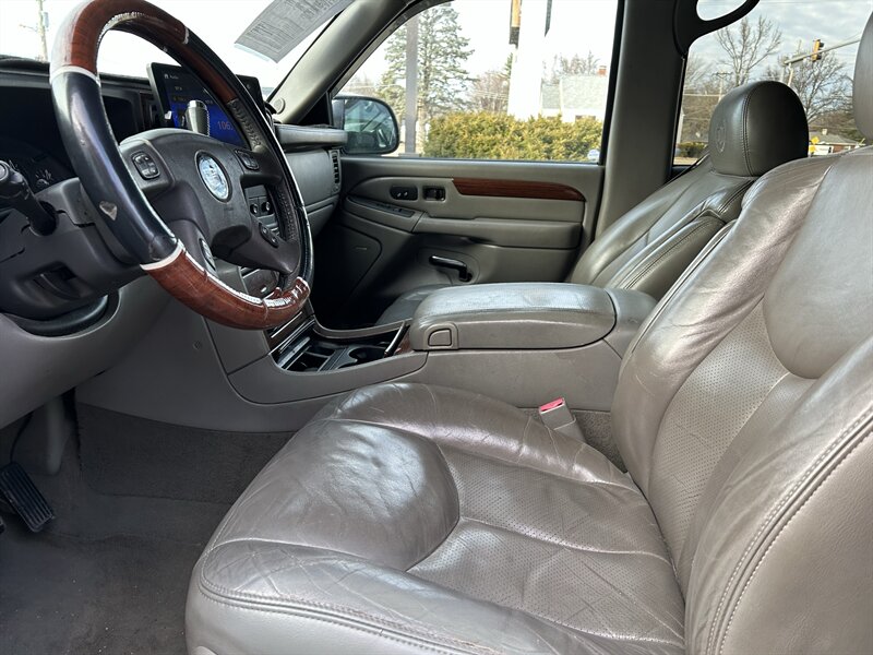 2004 Cadillac Escalade - Photo 8 - Fairview Heights, IL 62208