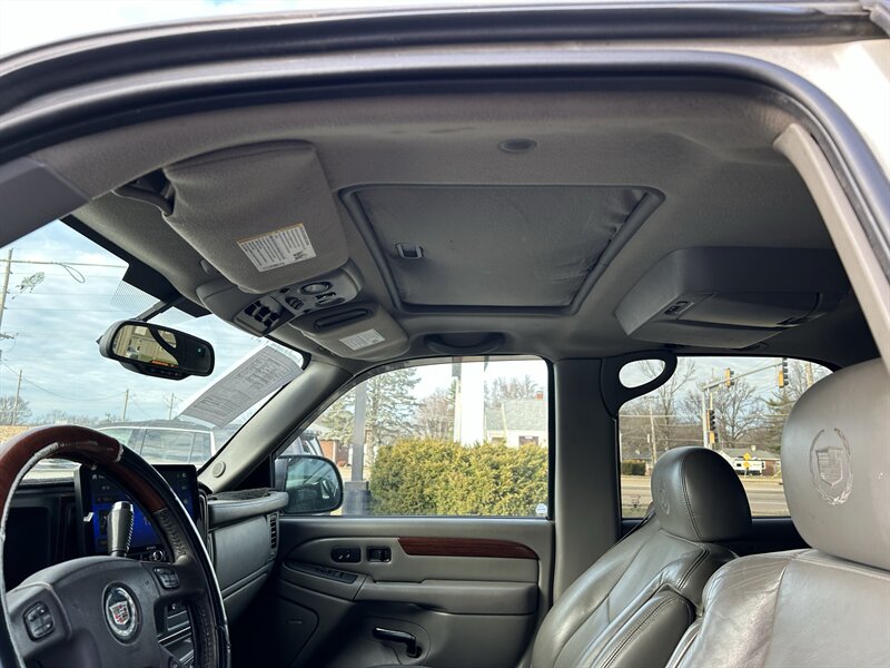 2004 Cadillac Escalade - Photo 9 - Fairview Heights, IL 62208