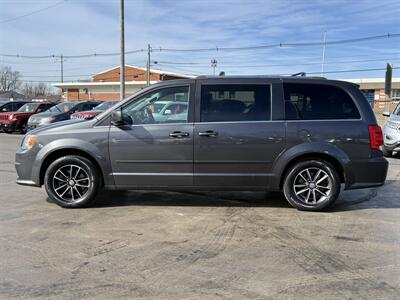 2017 Dodge Grand Caravan SXT   - Photo 2 - Cahokia, IL 62206