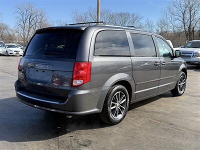 2017 Dodge Grand Caravan SXT   - Photo 9 - Cahokia, IL 62206