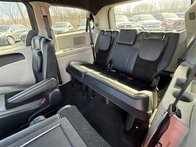 2017 Dodge Grand Caravan SXT   - Photo 11 - Cahokia, IL 62206