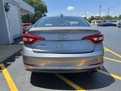 2016 Hyundai SONATA SE - Photo 7 - Fairview Heights, IL 62208