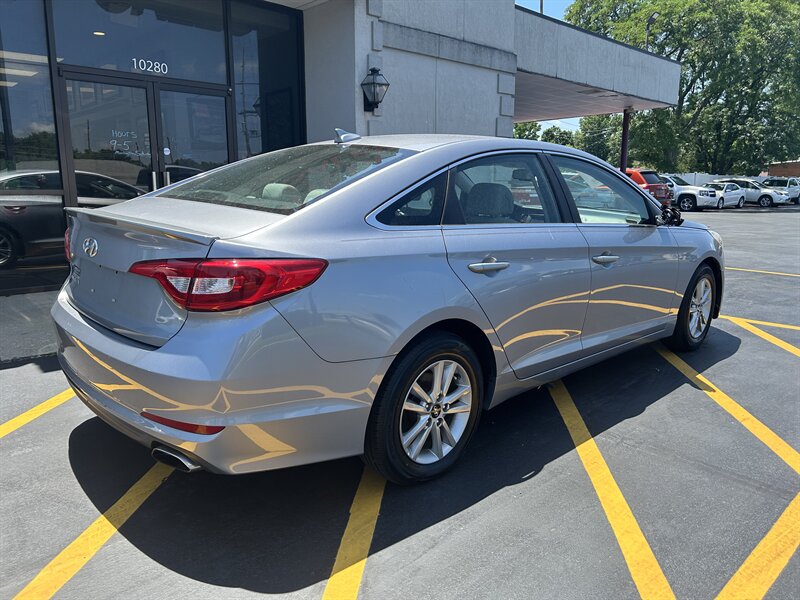 2016 Hyundai SONATA SE - Photo 4 - Fairview Heights, IL 62208