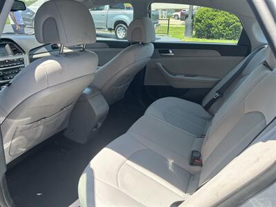 2016 Hyundai SONATA SE - Photo 9 - Fairview Heights, IL 62208