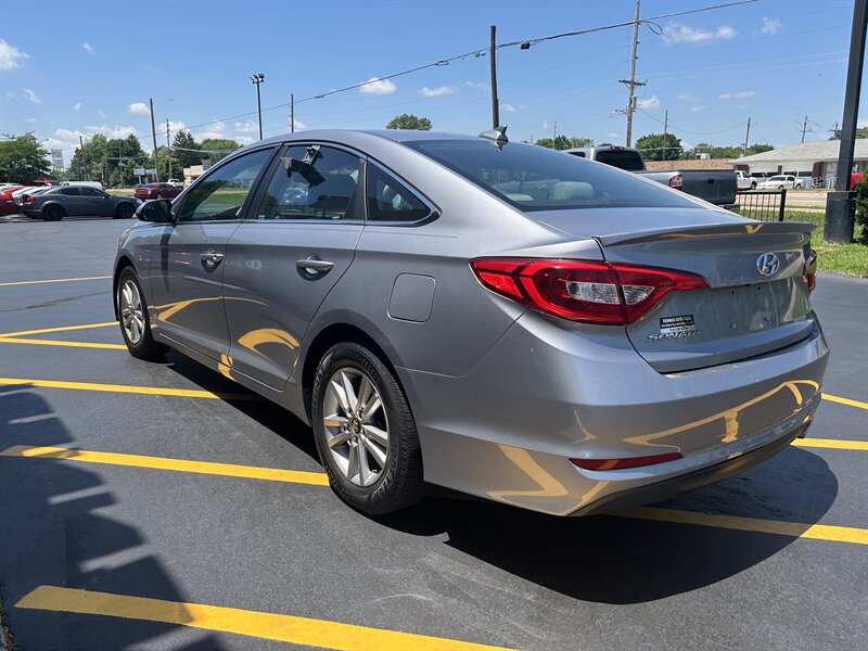 2016 Hyundai SONATA SE - Photo 5 - Fairview Heights, IL 62208