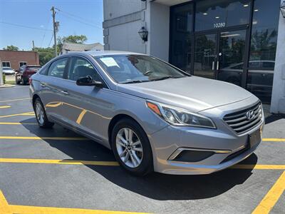 2016 Hyundai SONATA SE - Photo 2 - Fairview Heights, IL 62208