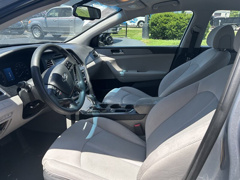 2016 Hyundai SONATA SE - Photo 8 - Fairview Heights, IL 62208