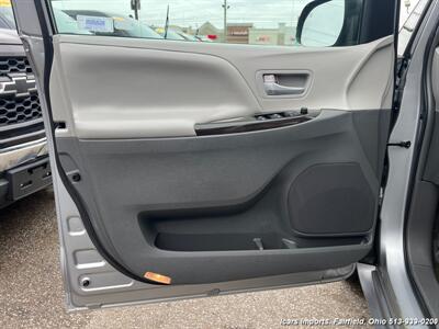 2017 Toyota Sienna AWD XLE Premium 7-Passenger 4DR MINI- VAN   - Photo 21 - Fairfield, OH 45014