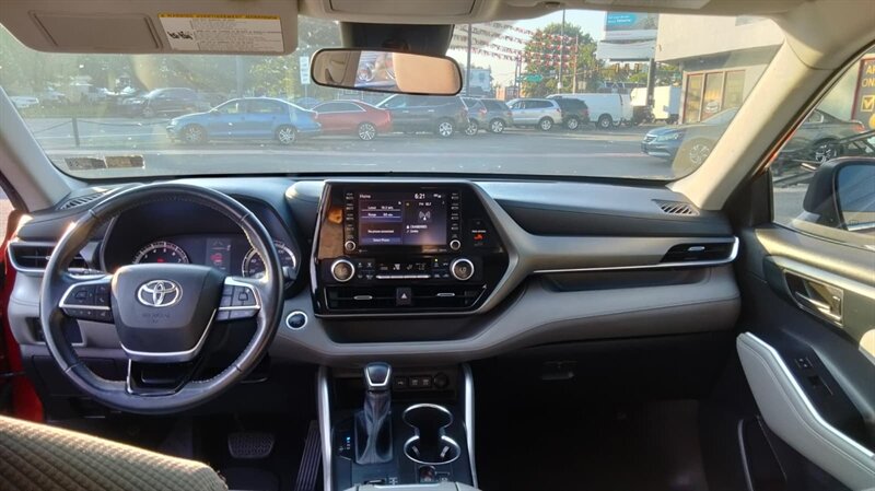 2020 Toyota Highlander LE  