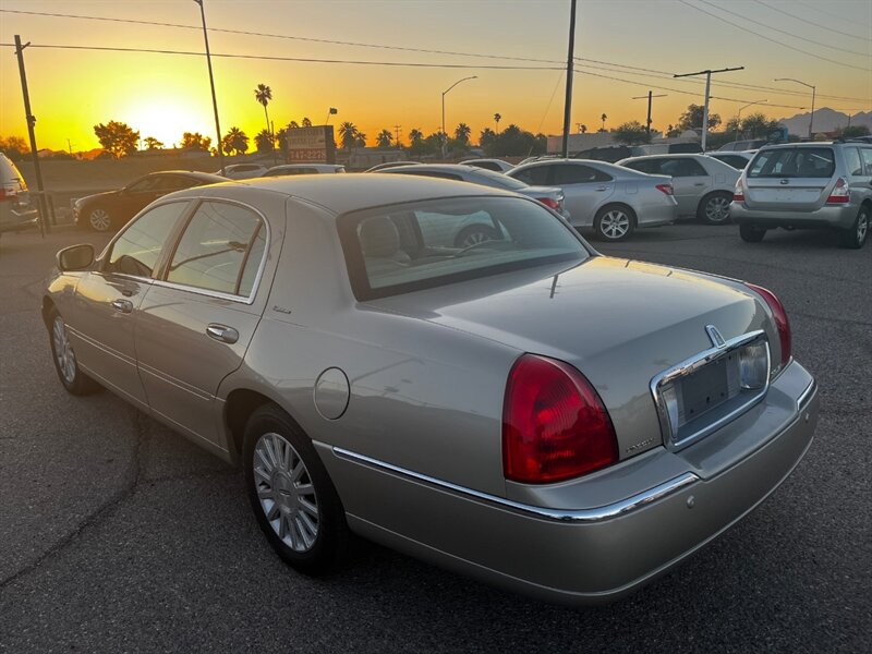 2004 Lincoln Town Car Signature  