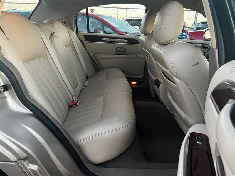 2004 Lincoln Town Car Signature - Photo 10 - Tucson, AZ 85711