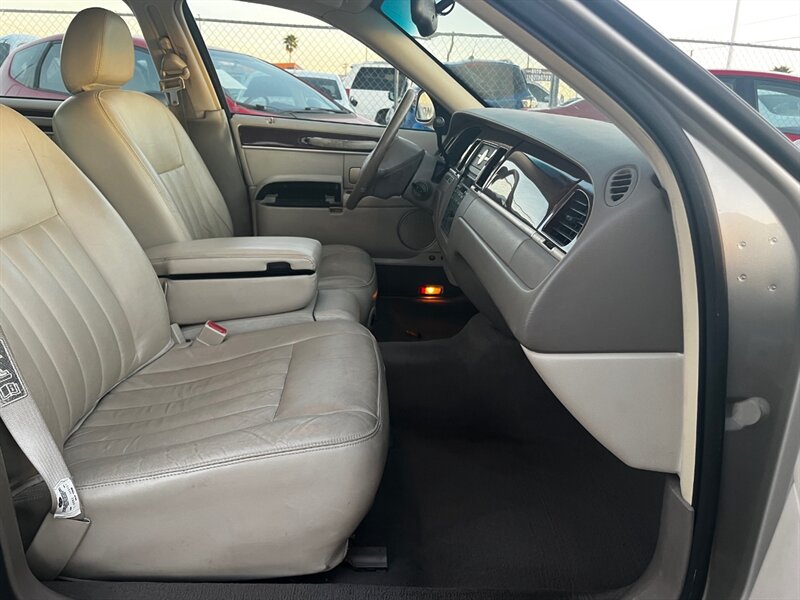 2004 Lincoln Town Car Signature - Photo 11 - Tucson, AZ 85711