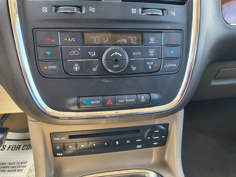 2012 Chrysler Town & Country Limited - Photo 14 - Tucson, AZ 85711